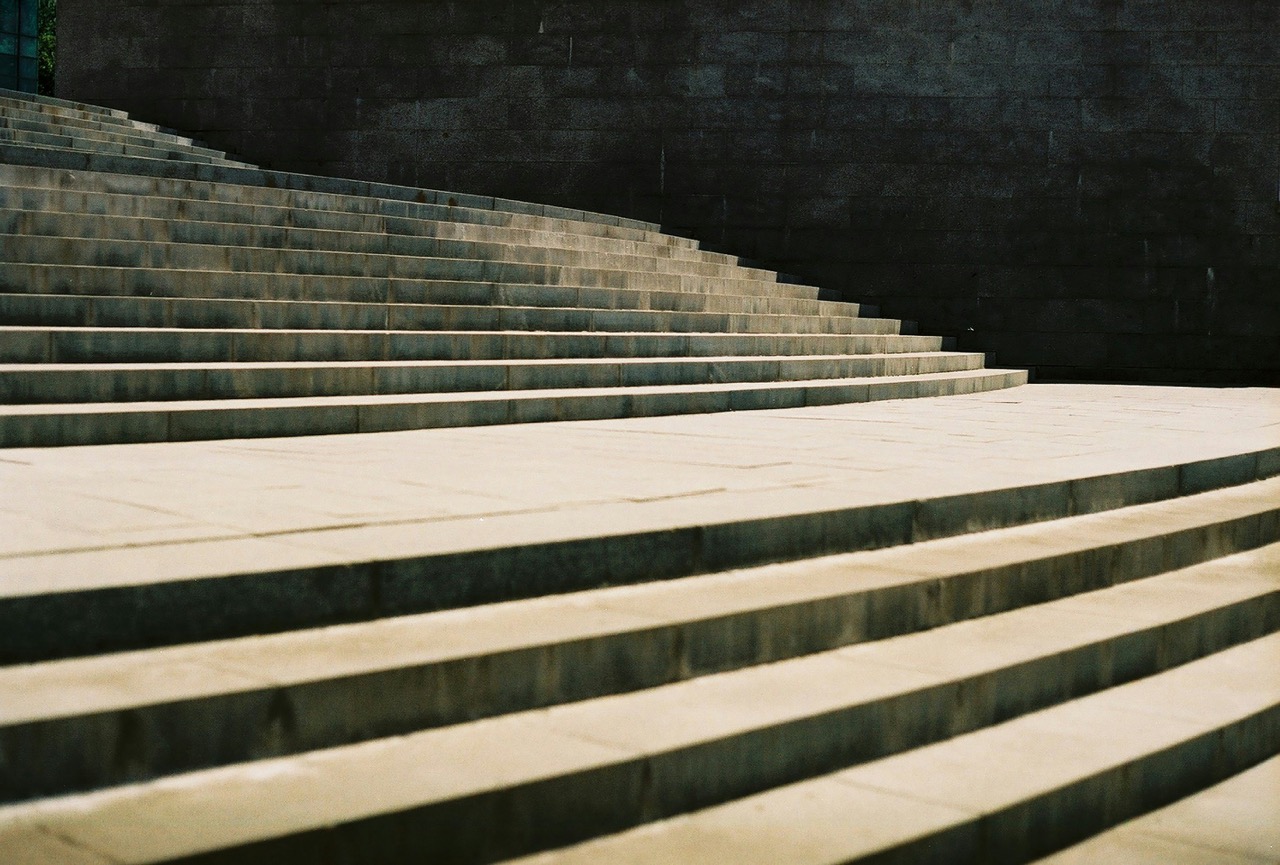 bogdan-karlenko-HU9CjnRWEMM-unsplash (1) Large